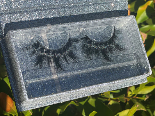 Periwinkle (Long 25MM Lashes) Includes lash applicator and lash brush π