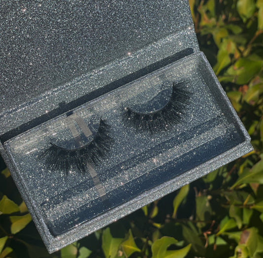Lilac (Short 18MM Lashes) Includes lash applicator and lash brush π